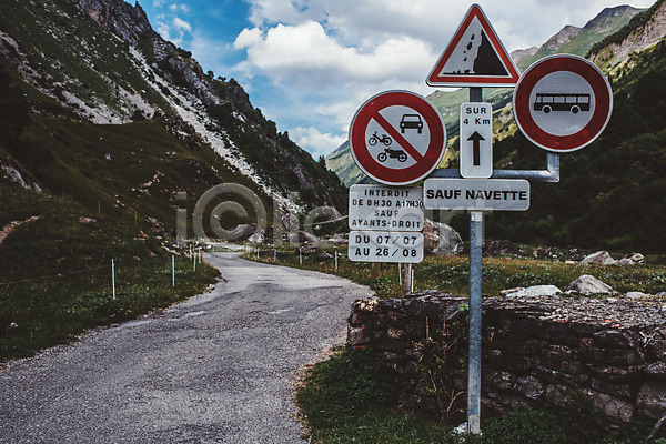 사람없음 JPG 포토 도로 도로표지판 산 알프스 야외 유럽풍경 일방통행 자연 주간 표지판 풍경(경치) 프랑스 해외풍경