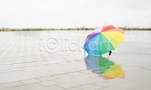 사람없음 JPG 포토 해외이미지 반사 비(날씨) 야외 우산 주간 풍경(경치) 하늘 흐림