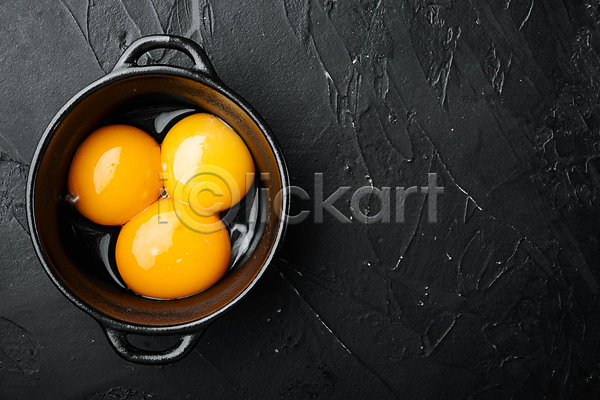 사람없음 JPG 포토 하이앵글 해외이미지 검은색 계란 계란요리 날계란 노른자 음식 카피스페이스