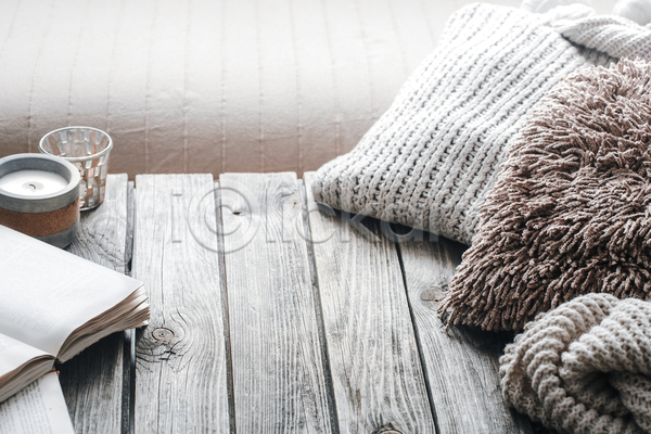 감성 사람없음 JPG 포토 해외이미지 겨울 나무탁자 스웨터 실내 오브젝트 잔 책 초 카피스페이스