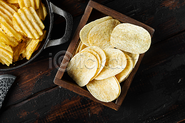 사람없음 JPG 포토 하이앵글 해외이미지 감자칩 나무배경 나무상자 담기 실내 칩(음식)
