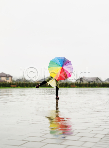 성인 성인여자한명만 여자 한명 JPG 앞모습 포토 해외이미지 가림 다리들기 반사 비(날씨) 야외 우비 우산 주간 포즈 하늘 하반신 한발서기