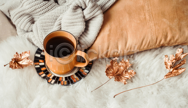 감성 사람없음 JPG 포토 해외이미지 겨울 낙엽 머그컵 스웨터 실내 오브젝트 커피 컵받침 쿠션