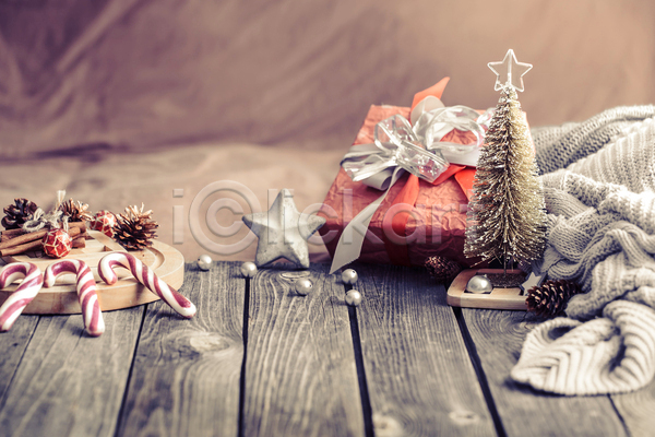 감성 사람없음 JPG 포토 해외이미지 겨울 별 선물상자 솔방울 스웨터 실내 오브젝트 지팡이사탕 크리스마스장식 크리스마스트리