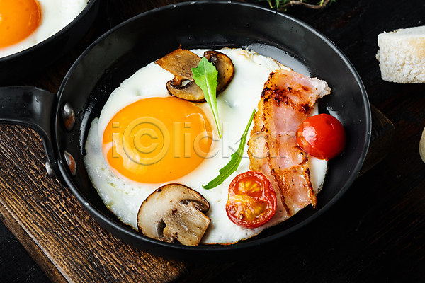 사람없음 JPG 포토 하이앵글 해외이미지 계란 계란요리 계란프라이 방울토마토 버섯 베이컨 브런치 양송이 음식 채소 프라이팬