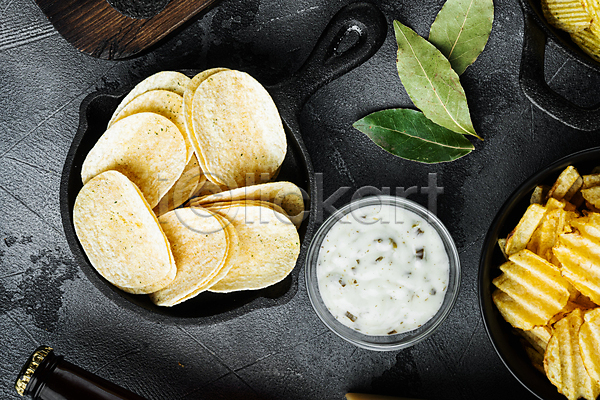 사람없음 JPG 포토 해외이미지 감자칩 담기 소스(음식) 실내 월계수잎 칩(음식) 회색배경