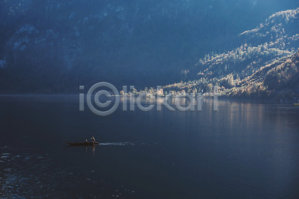 두명 JPG 포토 나무 돗단배 돛단배 뱃사공 야외 여행 유럽풍경 자연 주간 풍경(경치) 할슈타트 해외풍경 호수