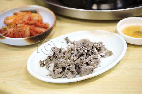 사람없음 JPG 포토 곱창 기호식품 김치 반찬 식당 실내 안주 음식 접시 특수부위