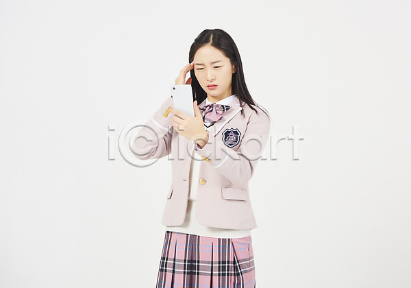 피곤 10대 고등학생 사람 십대여자한명만 여자 청소년 한국인 한명 JPG 앞모습 포토 고등교육 교복 교육 누끼 들기 모션 상반신 스마트폰 스튜디오촬영 실내 십대라이프스타일 여고생 여학생 응시 학생 흰배경