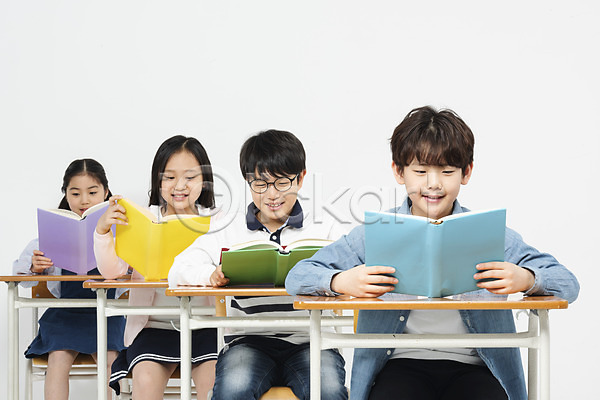 10대 남자 사람 어린이 여러명 여자 초등학생 한국인 JPG 앞모습 포토 교과서 교실 교육 누끼 독서 들기 미소(표정) 상반신 수업 스튜디오촬영 실내 앉기 응시 의자 책 책상 초등교육 친구 학교 학생 학원 흰배경
