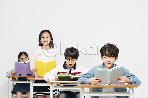 집중 10대 남자 사람 어린이 여러명 여자 초등학생 한국인 JPG 앞모습 포토 교과서 교실 교육 누끼 미소(표정) 발표 상반신 서기 수업 스튜디오촬영 실내 앉기 응시 의자 책 책상 초등교육 친구 학교 학생 학원 흰배경