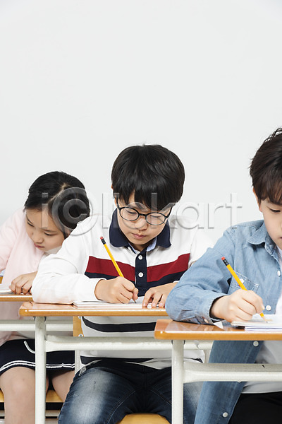 집중 10대 남자 사람 세명 어린이 여자 초등학생 한국인 JPG 앞모습 포토 교과서 교실 교육 기록 누끼 상반신 수업 스튜디오촬영 실내 앉기 연필 의자 책 책상 초등교육 친구 학교 학생 학원 흰배경