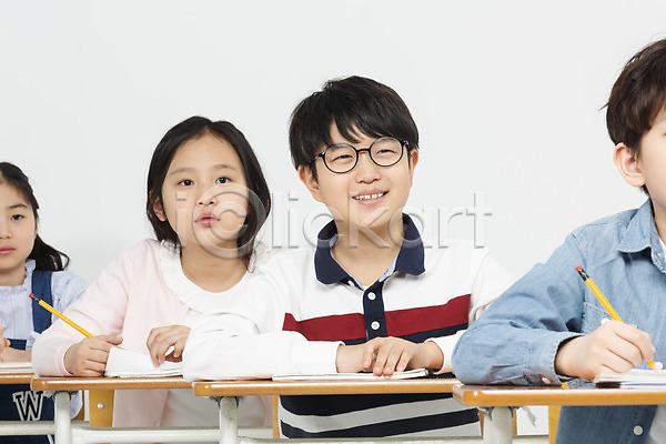집중 10대 남자 사람 어린이 여러명 여자 초등학생 한국인 JPG 앞모습 포토 교과서 교실 교육 기록 누끼 미소(표정) 상반신 수업 스튜디오촬영 실내 앉기 연필 응시 의자 책 책상 초등교육 친구 학교 학생 학원 흰배경