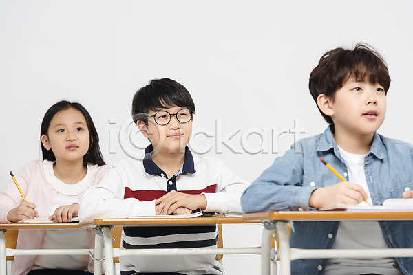 집중 10대 남자 사람 세명 어린이 여자 초등학생 한국인 JPG 앞모습 포토 교과서 교실 교육 기록 누끼 미소(표정) 상반신 수업 스튜디오촬영 실내 앉기 연필 응시 의자 책 책상 초등교육 친구 학교 학생 학원 흰배경