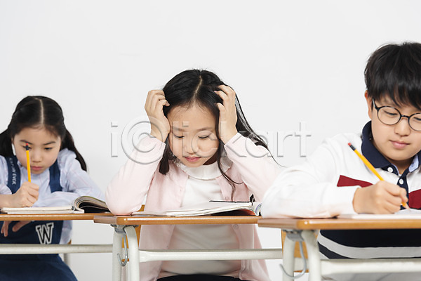 스트레스 10대 남자 사람 세명 어린이 여자 초등학생 한국인 JPG 앞모습 포토 교과서 교실 교육 기록 누끼 상반신 수업 스튜디오촬영 실내 앉기 어려움 연필 응시 의자 책 책상 초등교육 친구 학교 학생 학원 흰배경