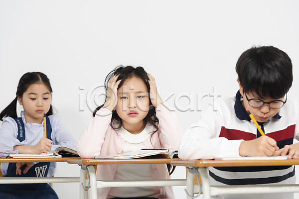 스트레스 10대 남자 사람 세명 어린이 여자 초등학생 한국인 JPG 앞모습 포토 교과서 교실 교육 기록 누끼 두통 상반신 수업 스튜디오촬영 실내 앉기 연필 의자 찡그림 책 책상 초등교육 친구 학교 학생 학원 흰배경