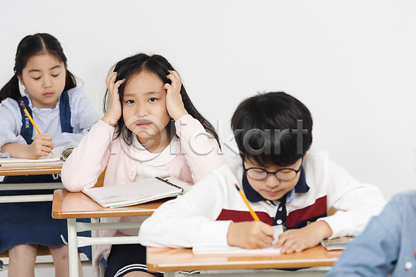 고민 스트레스 10대 남자 사람 어린이 여러명 여자 초등학생 한국인 JPG 앞모습 포토 교과서 교실 교육 기록 누끼 두통 상반신 수업 스튜디오촬영 실내 앉기 연필 의자 책 책상 초등교육 친구 학교 학생 학원 흰배경