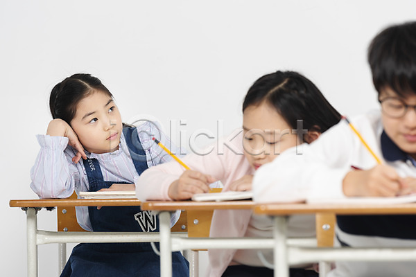 고민 10대 남자 사람 세명 어린이 여자 초등학생 한국인 JPG 앞모습 포토 교과서 교실 교육 기록 누끼 상반신 생각 수업 스튜디오촬영 실내 앉기 연필 응시 의자 책 책상 초등교육 친구 턱괴기 학교 학생 학원 흰배경