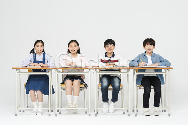 10대 남자 사람 어린이 여러명 여자 초등학생 한국인 JPG 앞모습 포토 교과서 교실 교육 누끼 미소(표정) 수업 스튜디오촬영 실내 앉기 연필 응시 의자 전신 책 책상 초등교육 친구 학교 학생 학원 흰배경