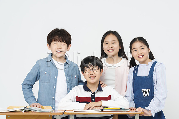 10대 남자 사람 어린이 여러명 여자 초등학생 한국인 JPG 앞모습 포토 교과서 교실 교육 누끼 미소(표정) 상반신 서기 수업 스튜디오촬영 실내 앉기 응시 의자 책 책상 초등교육 친구 학교 학생 학원 흰배경