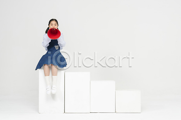 10대 사람 소녀한명만 어린이 여자 초등학생 한국인 한명 JPG 앞모습 포토 계단 교육 모션 스튜디오촬영 실내 앉기 어린이라이프 여학생 외침 전신 정상 학교 학생 학원 확성기 흰배경