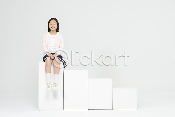 10대 사람 소녀한명만 어린이 여자 초등학생 한국인 한명 JPG 앞모습 포토 계단 교육 모션 미소(표정) 스튜디오촬영 실내 앉기 어린이라이프 여학생 응시 전신 정상 학교 학생 학원 흰배경