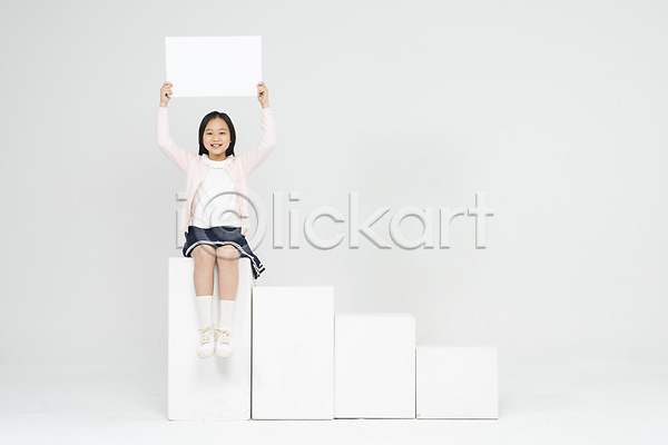 10대 사람 소녀한명만 어린이 여자 초등학생 한국인 한명 JPG 앞모습 포토 계단 교육 들기 모션 미소(표정) 배너 사각프레임 스튜디오촬영 실내 앉기 어린이라이프 여학생 전신 정상 학교 학생 학원 흰배경