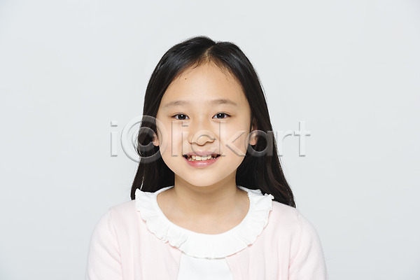 10대 사람 소녀한명만 어린이 여자 초등학생 한국인 한명 JPG 앞모습 포토 교육 모션 미소(표정) 상반신 스튜디오촬영 실내 어린이라이프 여학생 응시 학교 학생 학원 흰배경