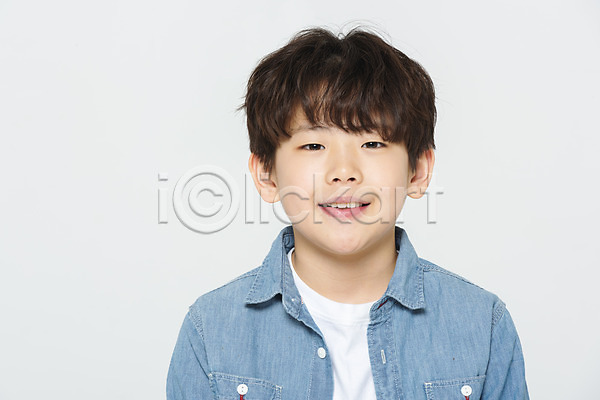 10대 남자 사람 소년 소년한명만 어린이 초등학생 한국인 한명 JPG 앞모습 포토 교육 남학생 모션 미소(표정) 상반신 스튜디오촬영 실내 어린이라이프 응시 학교 학생 학원 흰배경