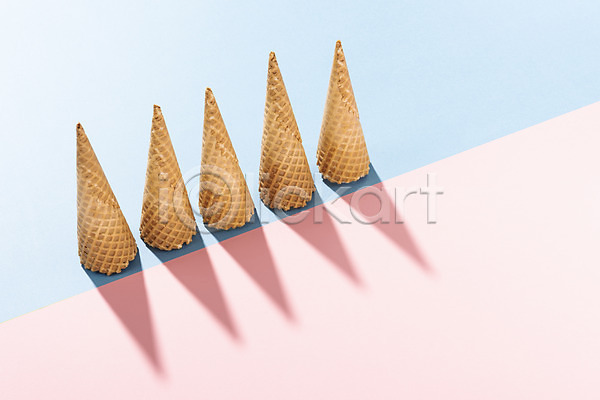 사람없음 JPG 포토 계절 그림자 바캉스 백그라운드 스튜디오촬영 실내 아이스크림 아이스크림콘 여름(계절) 여름휴가 오브젝트 종이 컬러풀 콘(원뿔) 휴가