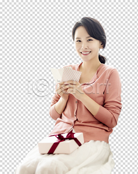 기쁨 30대 성인 성인여자한명만 여자 한국인 한명 PNG 앞모습 편집이미지 들기 미소(표정) 상반신 선물 앉기 어버이날 엄마 응시 주부 편지 편집소스