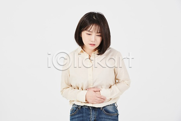 고통 20대 성인 성인여자한명만 여자 청년 한국인 한명 JPG 앞모습 포토 누끼 대학생 복통 상반신 생리통 스튜디오촬영 실내 여학생 질병 흰배경