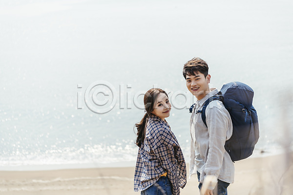 다정 사랑 즐거움 20대 30대 남자 두명 사람 성인 성인만 여자 한국인 JPG 옆모습 포토 국내여행 국내포토 미소(표정) 바다 배낭 봄 상반신 서기 아웃도어 야외 여행 올레길 용머리해안 응시 자연 제주도 제주도여행 주간 친구 커플 트래킹 해변