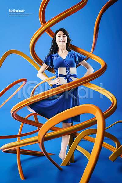 20대 성인 성인여자한명만 여자 한국인 한명 3D PSD 디지털합성 앞모습 편집이미지 곡선 들기 모션 미소(표정) 선물상자 전신 춤 파란색 편집 편집소스 합성