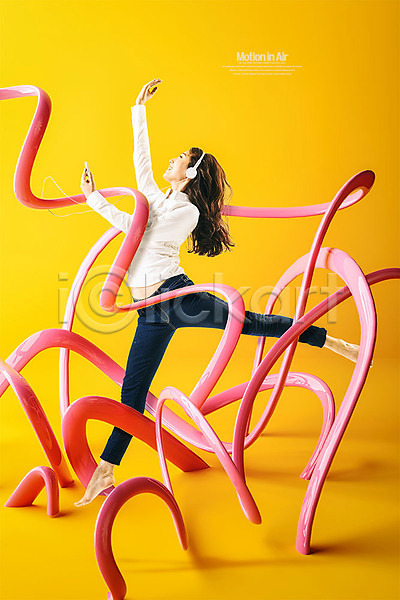 20대 성인 성인여자한명만 여자 한국인 한명 3D PSD 디지털합성 옆모습 편집이미지 곡선 노란색 모션 음악감상 전신 점프 춤 편집 편집소스 합성 헤드셋
