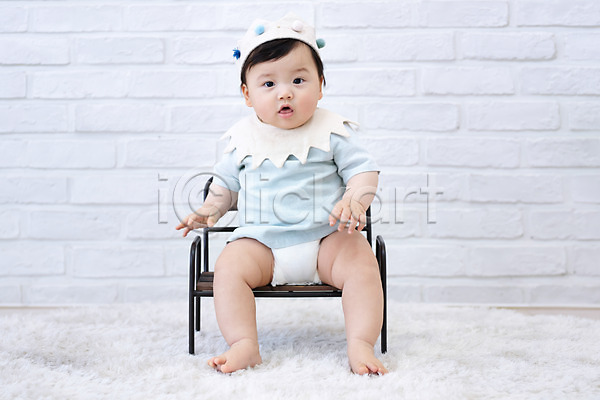 귀여움 보호 성장 남자 남자아기한명만 아기 한국인 한명 JPG 앞모습 포토 기저귀 스튜디오촬영 실내 앉기 왕관 응시 의자 전신 카펫 흰배경