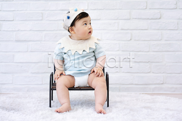 귀여움 보호 성장 남자 남자아기한명만 아기 한국인 한명 JPG 앞모습 포토 기저귀 스튜디오촬영 실내 앉기 왕관 응시 전신 카펫 흰배경