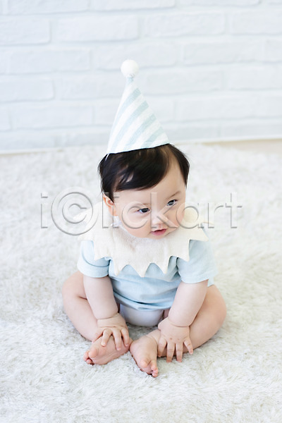 귀여움 보호 성장 축하 남자 남자아기한명만 아기 한국인 한명 JPG 아웃포커스 앞모습 포토 하이앵글 고깔(모자) 기저귀 돌(생일) 미소(표정) 생일 스튜디오촬영 실내 앉기 전신 카펫 흰배경