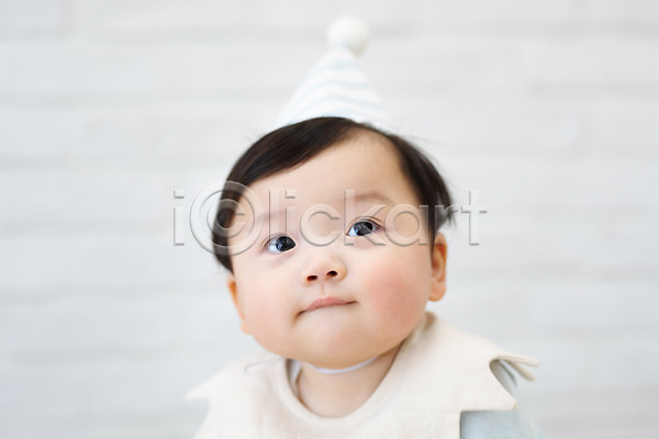 귀여움 보호 성장 축하 남자 남자아기한명만 아기 한국인 한명 JPG 앞모습 포토 고깔(모자) 상반신 생각 생일 스튜디오촬영 시선 실내 응시 흰배경