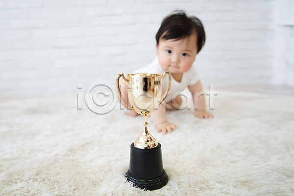 결심 귀여움 보호 성장 남자 남자아기한명만 아기 한국인 한명 JPG 앞모습 포토 스튜디오촬영 실내 앉기 우승 응시 전신 카펫 트로피 흰배경