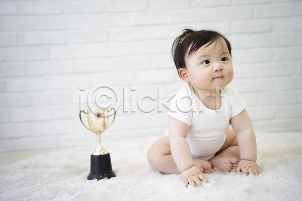 결심 귀여움 보호 성장 남자 남자아기한명만 아기 한국인 한명 JPG 앞모습 포토 기저귀 스튜디오촬영 실내 앉기 우승 응시 전신 카펫 트로피 흰배경