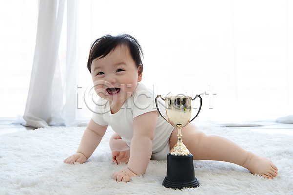 귀여움 보호 성장 행복 남자 남자아기한명만 아기 한국인 한명 JPG 앞모습 포토 기어가기 미소(표정) 스튜디오촬영 실내 우승 응시 전신 트로피 흰배경