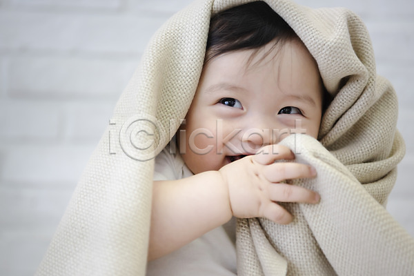 귀여움 보호 성장 포근함 행복 남자 남자아기한명만 아기 한국인 한명 JPG 앞모습 포토 담요 미소(표정) 상반신 스튜디오촬영 실내 앉기 웃음 응시