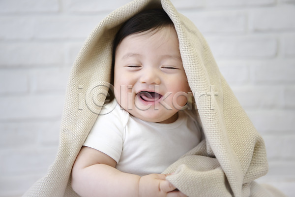 귀여움 보호 성장 포근함 행복 남자 남자아기한명만 아기 한국인 한명 JPG 앞모습 포토 담요 미소(표정) 상반신 스튜디오촬영 실내 앉기 웃음