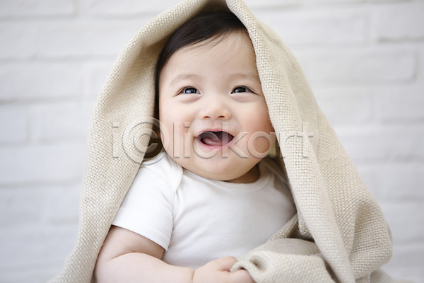 귀여움 보호 성장 포근함 행복 남자 남자아기한명만 아기 한국인 한명 JPG 앞모습 포토 담요 미소(표정) 상반신 스튜디오촬영 실내 앉기 웃음 응시 흰배경