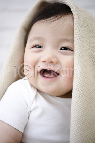 귀여움 보호 성장 포근함 행복 남자 남자아기한명만 아기 한국인 한명 JPG 앞모습 포토 담요 미소(표정) 상반신 스튜디오촬영 실내 앉기 웃음