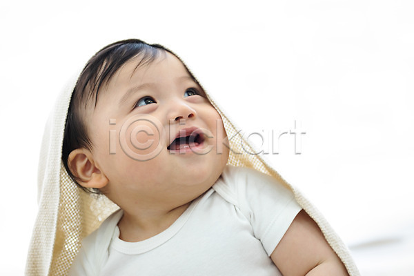 귀여움 보호 성장 포근함 행복 남자 남자아기한명만 아기 한국인 한명 JPG 로우앵글 앞모습 포토 담요 미소(표정) 상반신 스튜디오촬영 실내 앉기 올려보기 웃음 응시 흰배경