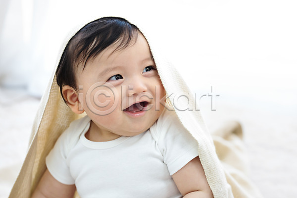 귀여움 보호 성장 포근함 행복 남자 남자아기한명만 아기 한국인 한명 JPG 옆모습 포토 담요 미소(표정) 상반신 스튜디오촬영 실내 앉기 웃음 응시 흰배경