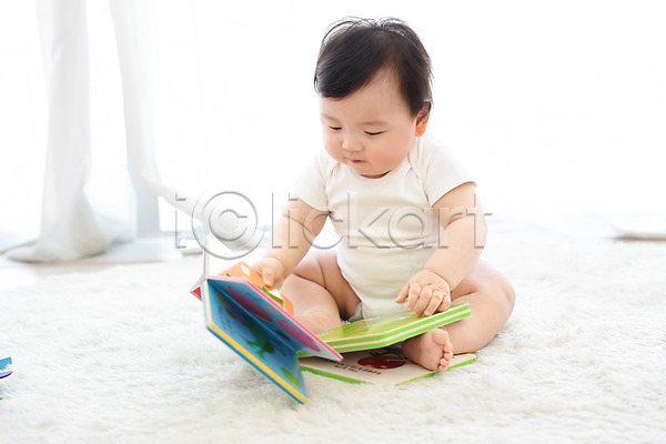 귀여움 보호 성장 남자 남자아기한명만 아기 한국인 한명 JPG 앞모습 포토 교육 기저귀 독서 동화책(책) 만지기 스튜디오촬영 실내 앉기 읽기 전신 흰배경