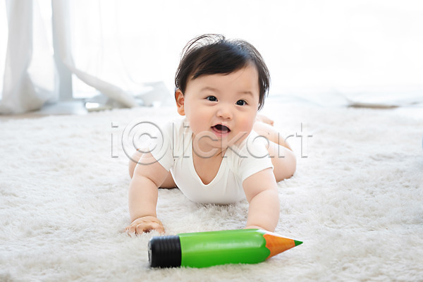 귀여움 보호 성장 남자 남자아기한명만 아기 한국인 한명 JPG 앞모습 포토 기어가기 미소(표정) 상반신 스튜디오촬영 실내 엎드리기 연필 흰배경